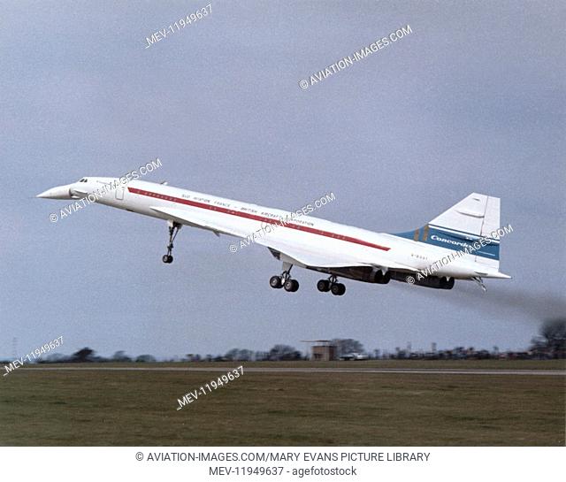Concorde Prototype 002 Taking-Off with Black Smoke Pouring from the Engine for a Test-Flight