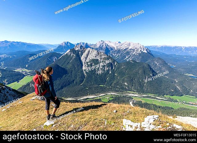 Female hiker admiring view of¶ÿGrosse¶ÿArnspitze