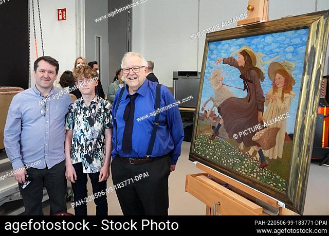 06 May 2022, Brandenburg, Potsdam: Max Beran (r), grandson of art collector Irene Beran, stands with son Tom (l) and grandson Jacob next to the painting...