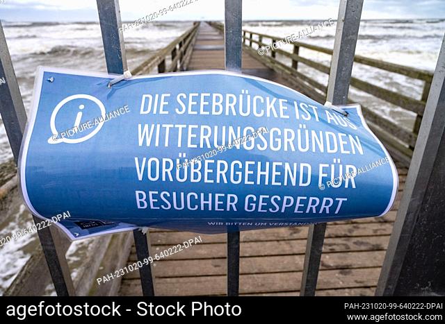 20 October 2023, Mecklenburg-Western Pomerania, Binz: A sign with the words ""The pier is temporarily closed to visitors for weather reasons"" hangs on the pier