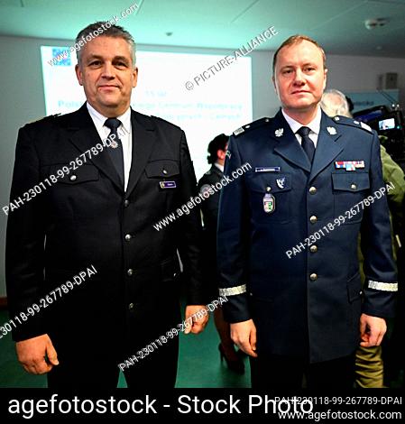 18 January 2023, Poland, Slubice: Oliver Stepien (l), Chief of Police in Brandenburg, and Jaroslaw Pasterski, Voivodeship Commander of the Police in Gorzow...