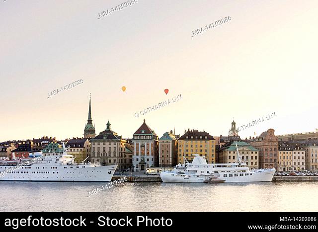 Sweden, Stockholm, old town, Skeppsbron, quay, hot air balloons