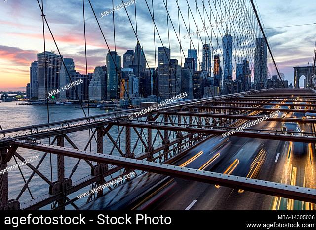 Brooklyn Heights, New York City, NY, USA, Night lights / Light trails of car headlamps on the Brooklyn Bridge. Long exposure