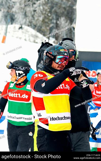 Der drittplazierte Paul Berg (SC Konstanz GER) erklärt den Rennverlauf beim FIS Weltcup Snowboard SBX Feldberg - Sonntag