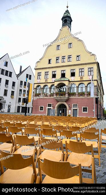 24 July 2023, Baden-Württemberg, Ulm: In the wine courtyard, there are chairs in front of the Schwörhaus. This is where the Lord Mayor's swearing-in speech was...