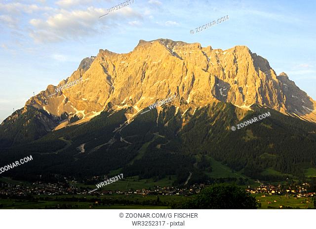 Abendsonne an der Zugspitze, Ehrwald, Wettersteingebirge, Tirol, Österreich / Evening sun at Mt. Zugspitze, Ehrwald, Wetterstein mountain range, Tyrol, Austria