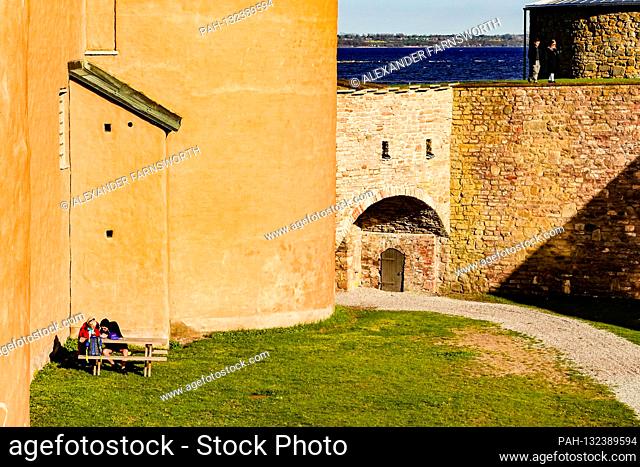 Kalmar, Sweden People having a summer picnic on the grounds of the Kalmar Castle. | usage worldwide. - KALMAR/Sweden