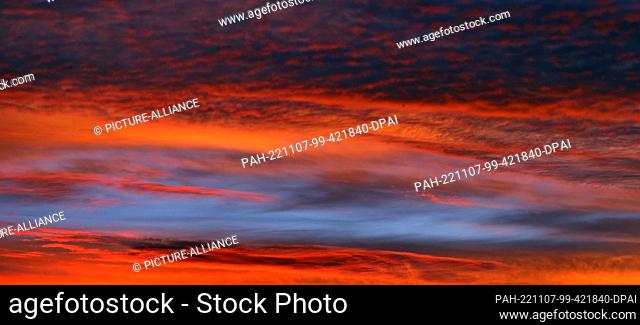 07 November 2022, Bavaria, Kaufbeuren: The setting sun colors the sky in different shades of red. Photo: Karl-Josef Hildenbrand/dpa