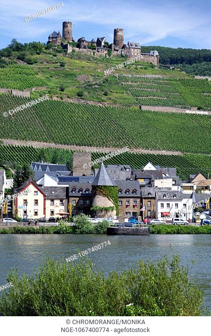 View across the Moselle River towards Alken with Burg Thurant castle, district Mayen Koblenz, Rhineland Palatinate, Germany, Europe