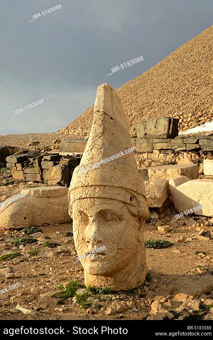 Nemrut Dagi, Kahta, Anatolia, Adiyaman Province, Nemrud, stone heads and burial mounds of King Antiochus, burial shrine, memorial, Turkey, Asia