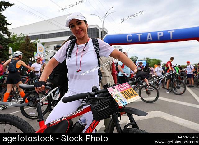 RUSSIA, ROSTOV-ON-DON - MAY 21, 2023: A woman poses during a spring bicycle festiva in Teatralnaya Square. Erik Romanenko/TASS