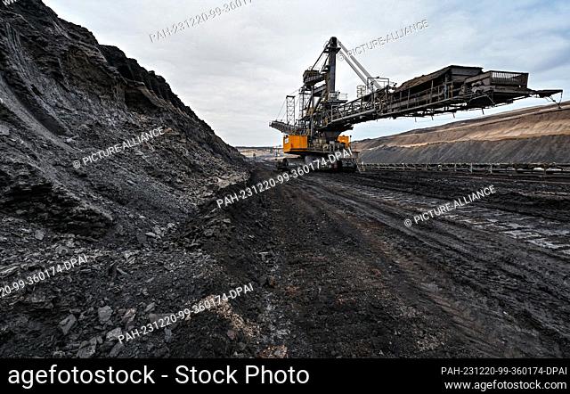 PRODUCTION - 19 December 2023, Brandenburg, Jänschwalde: The coal seam in the Jänschwalde opencast lignite mine operated by Lausitz Energie Bergbau AG (LEAG) is...