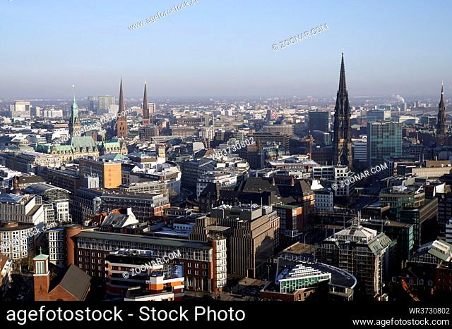 Blick vom Kirchturm der St. Michaelis Kirche über Hamburg, Deutschland