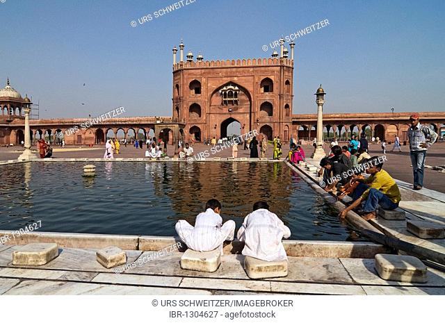 Courtyard of the Friday Mosque, Jama Masjid, Jami Masjid, with the basin for the ritual washing, view to the Main Gate, Old Delhi, India, Asia