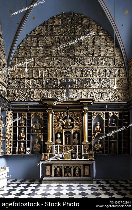 Goldene Kammer mit Reliquienbeh‰ltern nach der Restaurierung mit historischer Farbfassung (blau), Blick nach Osten, Kˆln, St. Ursula