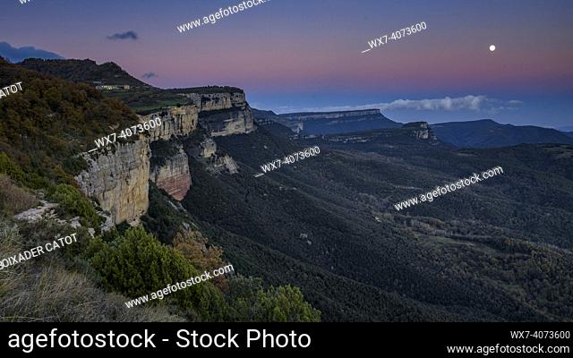 Sunset and moonrise from the Avenc de Tavertet Cliffs (Collsacabra, Catalonia, Spain). ESP: Atardecer y salida de Luna desde los acantilados del Avenc de...