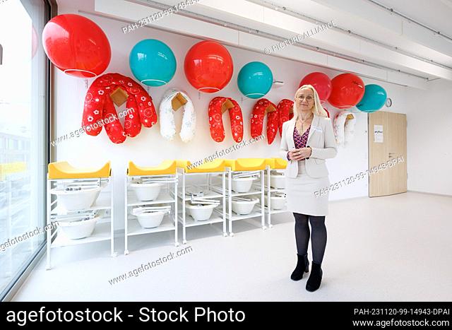 20 November 2023, Lower Saxony, Osnabrück: Claudia Hellmers, Professor of Midwifery Science, stands in the simulation lab of the Midwifery Science course at...