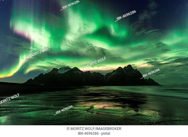 Night shot, Northern Lights (Aurora borealis), Black sand beach, mountains Klifatindur, Eystrahorn and Kambhorn, headland Stokksnes, massif Klifatindur