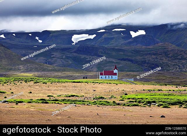 Die Pfarrkirche Ingjaldshóll in der weiten Landschaft, Snæfellsnes, Westisland, Island, Europa