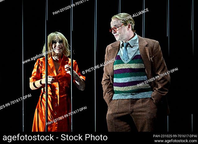 25 October 2023, Berlin: Katharina Mehrling as Roxy Hart and Ivan Tursic as Amos Hart, taken during the film and photo rehearsal for the play ""Chicago"" by...