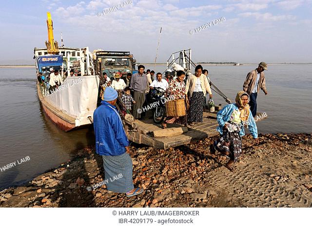 People, locals getting off a ferry, Irrawaddy or Ayeyarwaddy, at Bagan, Mandalay region, Myanmar