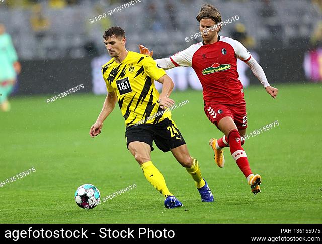 firo: 03.10.2020 Fuvuball: Soccer: 1st Bundesliga season 2020/21 BVB, Borussia Dortmund - SC Freiburg duels, Thomas Meunier versus Lucas Hv? ler | usage...