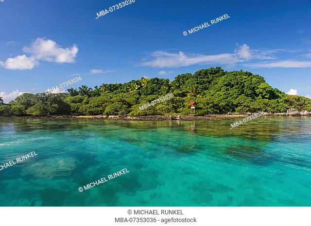 Extremly clear waters on bird island, Tikehau, Tuamotus, French Polynesia