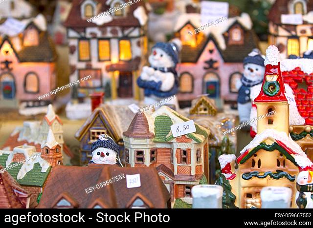 Dekorative Weihnachtsfiguren im Detail auf einem Weihnachtsmarkt