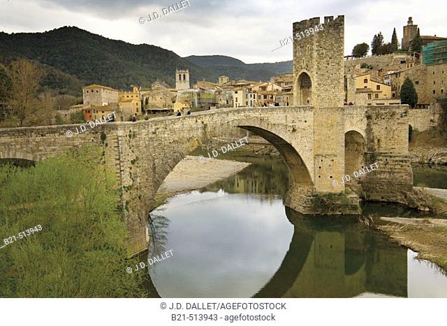 'Pont Vell' old medieval bridge (11th century), Besalú. Girona province, Catalonia, Spain