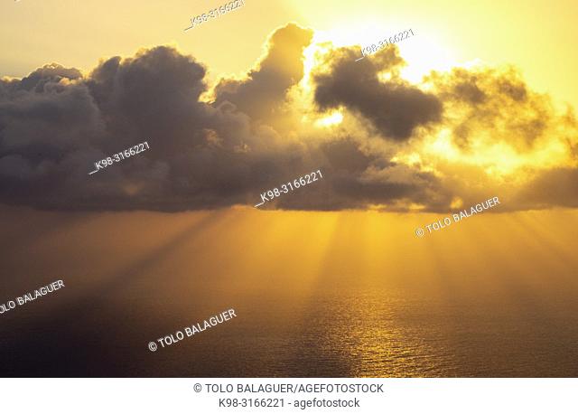rayos divinos durante la puesta de sol, Sa Costera, Escorca, Mallorca, balearic islands, Spain