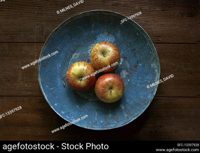Apples in a blue copper bowl