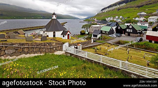 Der kleine Ort Haldarsvik mit der achteckigen Kirche und Blick auf den Atlantik, Streymoy, Faeroeer, Føroyar, Daenemark, Europa