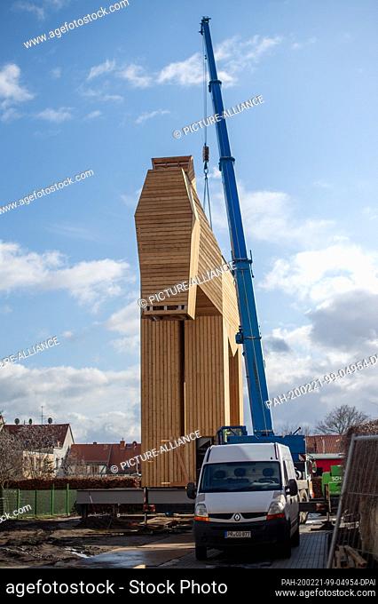 19 February 2020, Saxony-Anhalt, Stendal: A crane lifts the tail to the rear of the Trojan horse under construction. The horse, made of larch wood and steel