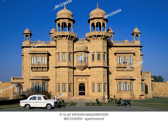 White Ambassador car parked in front of Jawahar Niwas, the guest house of the Maharaja of Jaisalmer, Jaisalmer, Thar Desert, Rajasthan, India, Asia