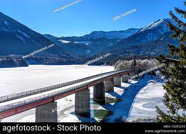 Germany, Bavaria, Upper Bavaria, Tölzer Land, Isarwinkel, Lenggries, district Fall, view to Sylvensteinsee bridge and Sylvenstein reservoir