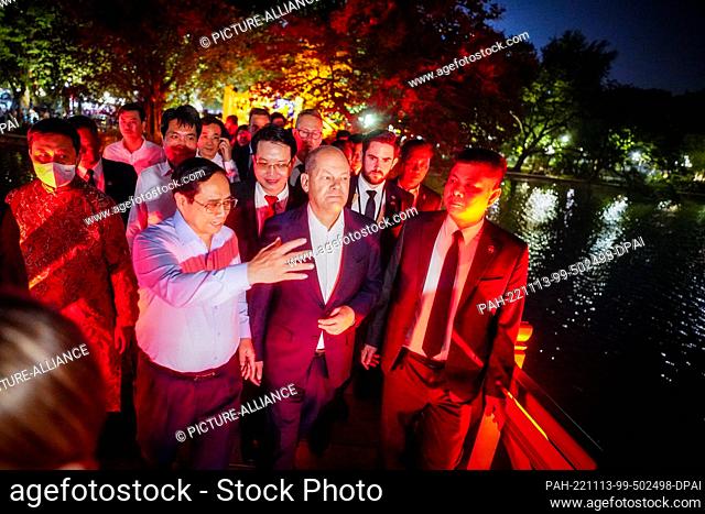 13 November 2022, Vietnam, Hanoi: German Chancellor Olaf Scholz (SPD, 2nd from right) and von Pham Minh Chinh (l), Prime Minister of the Socialist Republic of...