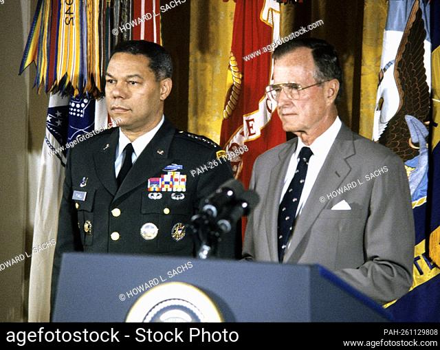 United States President George H.W. Bush and first lady Barbara Bush present the Presidential Medal of Freedom to Chairman of the Joint Chiefs of Staff US Army...