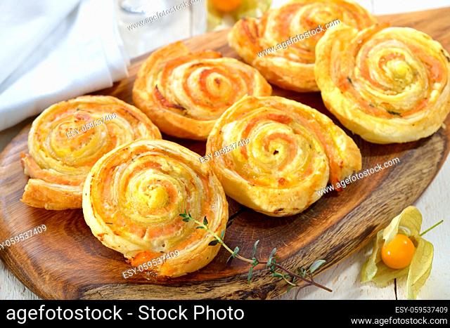 Luftiges Gebäck: Herzhafte Blätterteig-Lachsschnecken mit Frischkäse und Kräutern - Baked hearty puff pastry snacks with smoked salmon