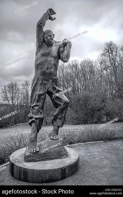 Der Bildhauer Fritz Cremer schuf die 2, 96m, aus Bronze bestehende Statue in den Jahren 1966/1967. Sie zeigt einen im Klettern begriffenen Mann