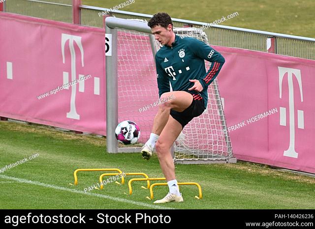 Benjamin PAVARD (FC Bayern Munich) after surviving corona infection on the pitch, action. Training on Saebener Strasse on March 4th, 2021 Soccer 1st Bundesliga