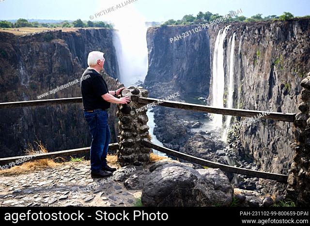 02 November 2023, Zambia, Livingstone: German President Frank-Walter Steinmeier visits the Victoria Falls on the border between Zambia and Zimbabwe
