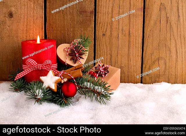 Weihnachten - Dekorierte Päckchen im Schnee vor Holz