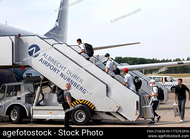 28 June 2021, Bavaria, Nuremberg: Football: European Championship, Round of 16, before the match England - Germany, departure of the national team from Albrecht...