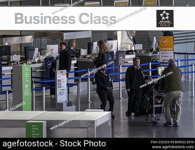 28 February 2023, Hesse, Frankfurt/Main: Passengers wait at the Lufthansa business counter in Terminal 1 of the airport. Lufthansa presents its business figures...