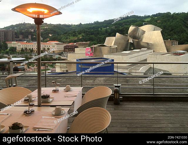 Blick von der Dachterrasse des Silken Gran Hotel Domine auf das Guggenheim Museum in Bilbao, 29.5.2015, Foto: Robert B. Fishman
