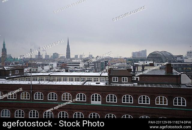29 November 2023, Hamburg: View from the roof terrace of the Deutschlandhaus on Gänsemarkt in the city center of the skyline with the Elbphilharmonie (r) and...
