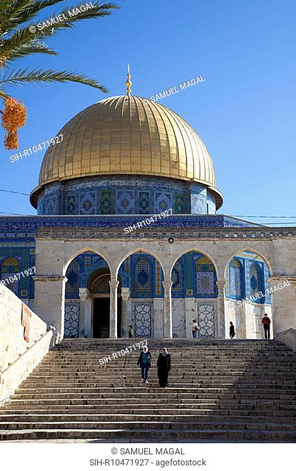 This arcade is located to the west of the Dome of the Rock. It has four arches resting on three marble columns with Corinthian capitals