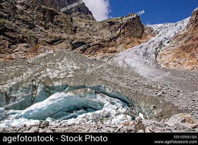 Das Gletschertor ist der meist halbrunde Ausgang am Ende der Gletscherzunge, durch den der Schmelzwasserabfluss eines Gletschers erfolgt