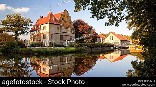 Wasserschloss Holtfeld, Renaissance-Wasserschloss, Borgholzhausen, Ostwestfalen, Nordrhein-Westfalen, Deutschland, Europa
