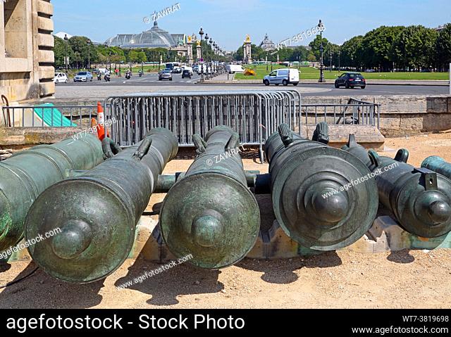 Hotel des Invalides, Napoleon, French Revolution, war, Egyptian compaign, canons, old canons, bronze, le Grand Palais, l'Esplanade des Invalides